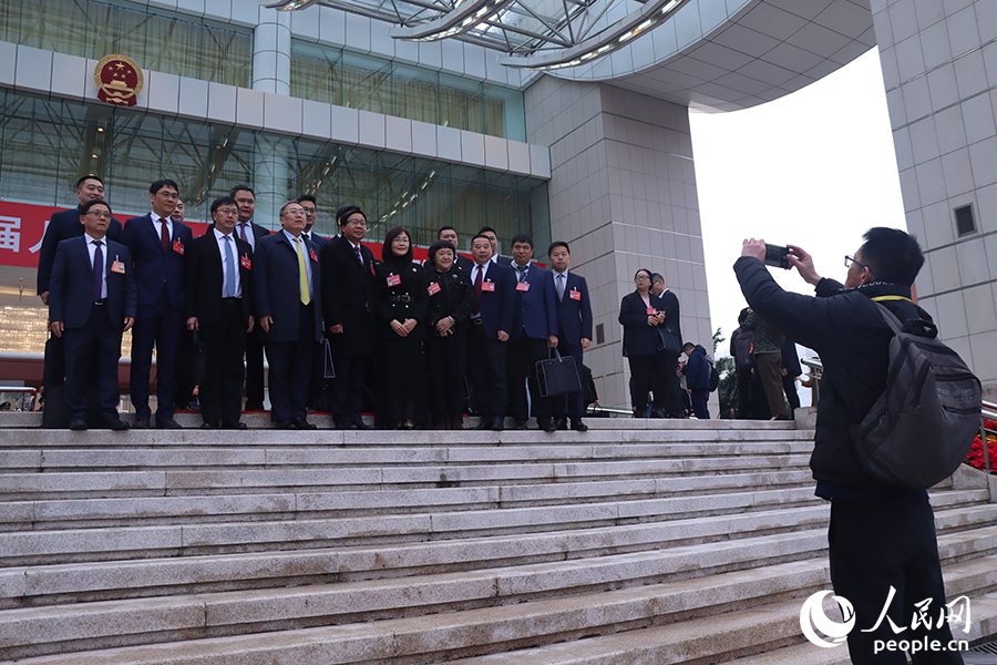 代表們會(huì)前合影。人民網(wǎng)記者 劉卿攝