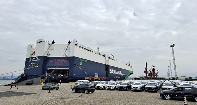 當(dāng)天，汽車陸續(xù)駛上“上汽安吉申誠(chéng)”號(hào)汽車滾裝船時(shí)的情景。林林?jǐn)z