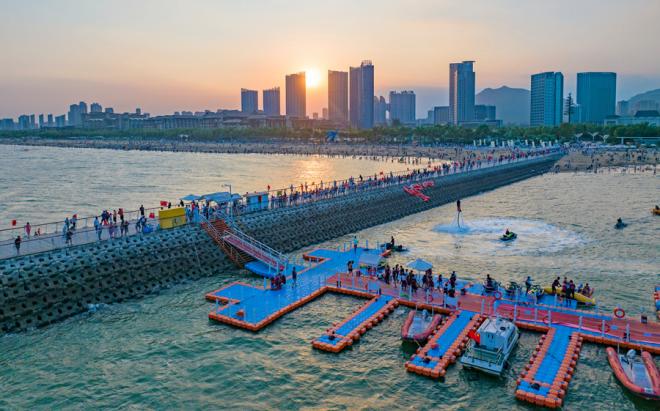 旅游旺季，廈門環(huán)東濱海旅游浪漫線丁壩上游人如織。（資料圖片）許秋珩攝