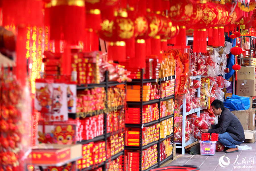廈門湖里臺(tái)灣街的春聯(lián)店鋪紅火一片。人民網(wǎng)記者 陳博攝