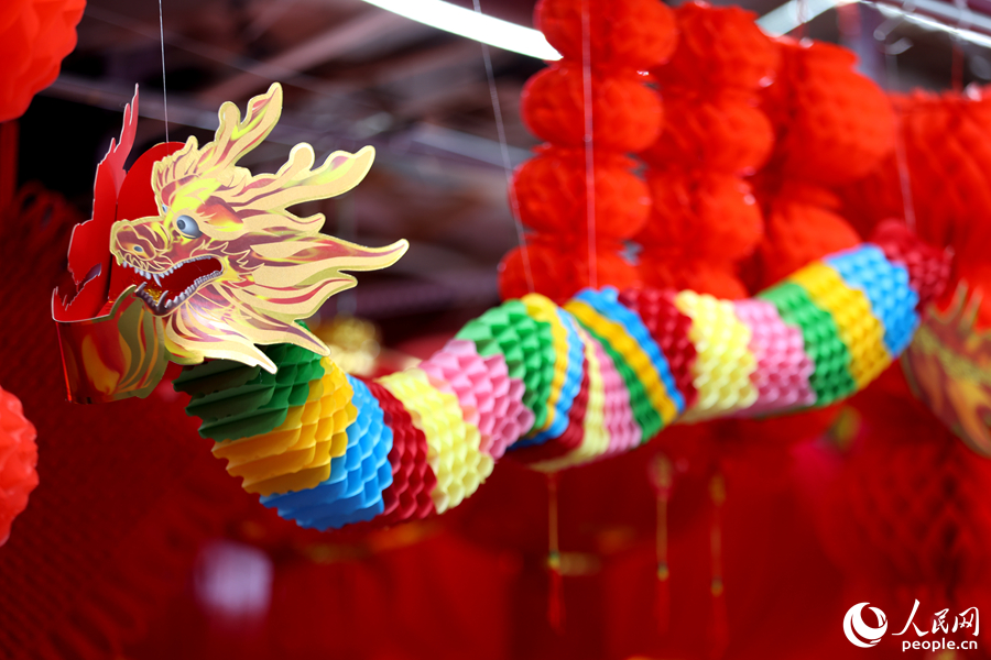 傳統(tǒng)“龍”形象的新年裝飾成為搶手貨。人民網(wǎng)記者 陳博攝