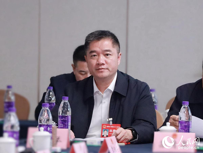 福建省人大代表，省人大環(huán)資委委員，泉州城建集團(tuán)有限公司黨委書記、董事長(zhǎng)李垂舉參加分組審議。人民網(wǎng)記者 劉卿攝