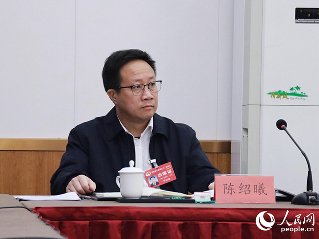 福建省人大代表、寧德市蕉城區(qū)人民政府區(qū)長(zhǎng)陳紹曦參加分組審議。人民網(wǎng)記者 劉卿攝
