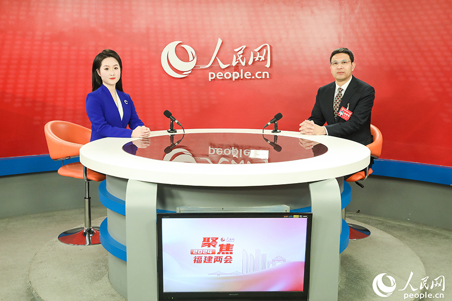 福建省人大代表、古田縣人民政府縣長(zhǎng)許鋒接受人民網(wǎng)專訪。人民網(wǎng) 陳永整攝