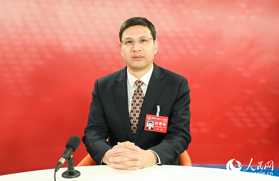 福建省人大代表、古田縣人民政府縣長(zhǎng)許鋒做客人民網(wǎng)。人民網(wǎng) 陳永整攝