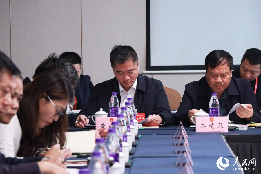 與會(huì)代表認(rèn)真做筆記。人民網(wǎng)記者 劉卿攝