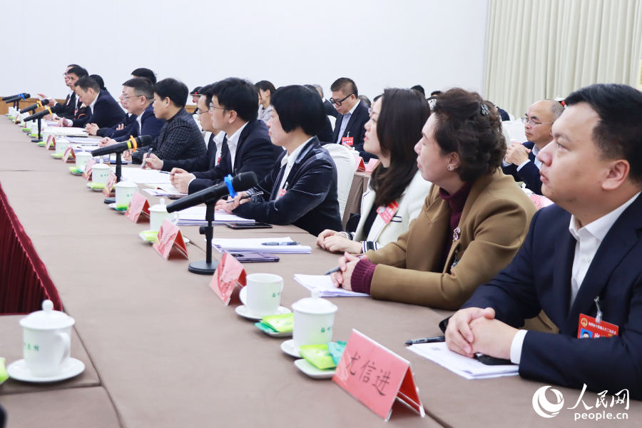與會(huì)代表認(rèn)真聽(tīng)會(huì)。人民網(wǎng)記者 劉卿攝