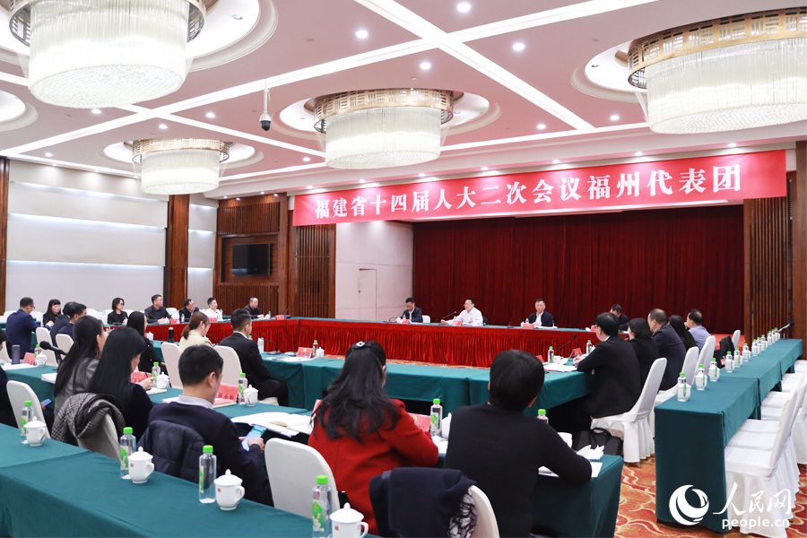 福州代表團(tuán)分組審議環(huán)節(jié)，與會(huì)代表認(rèn)真聽(tīng)會(huì)。人民網(wǎng)記者 劉卿攝