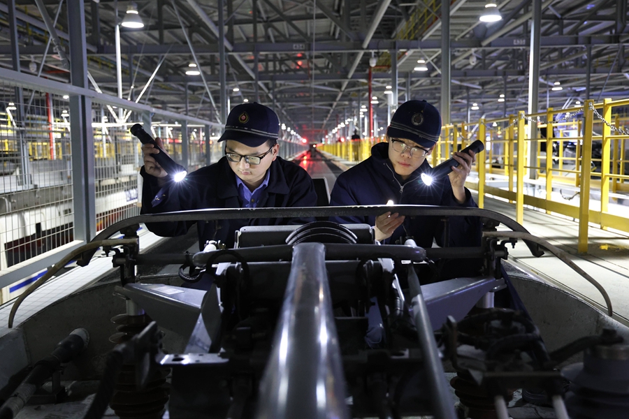 動(dòng)車組機(jī)械師正在對受電弓進(jìn)行檢查。譚文卿攝