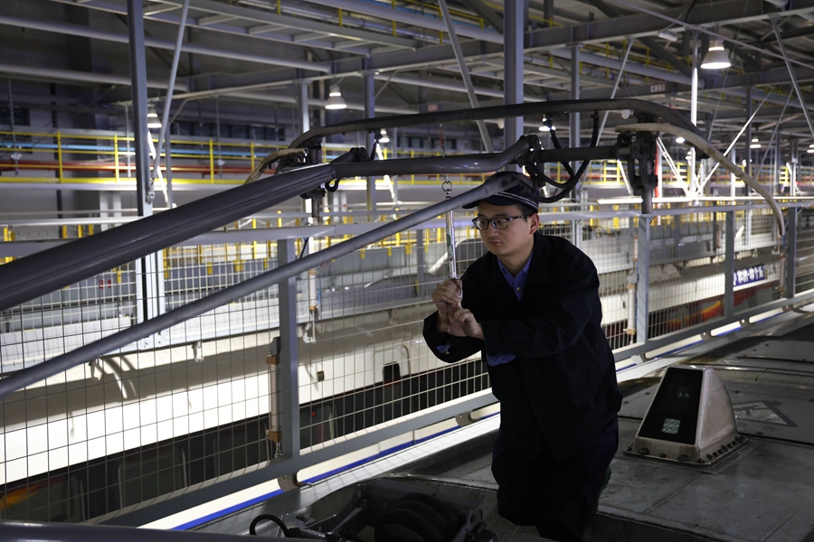 動(dòng)車組機(jī)械師正在對受電弓進(jìn)行拉力試驗(yàn)。譚文卿攝