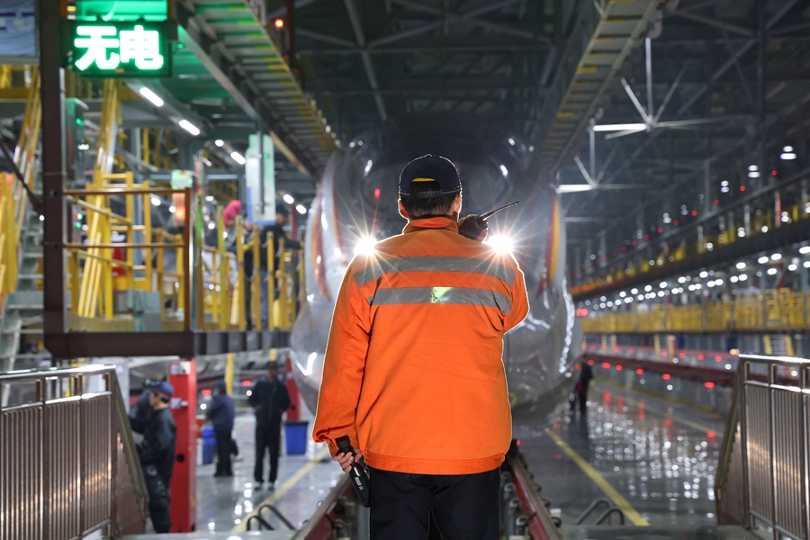 動(dòng)車組機(jī)械師正在對頭燈進(jìn)行確認(rèn)。 譚文卿攝