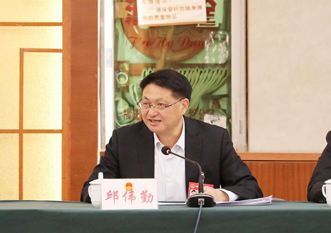 福建省人大代表、龍巖市新羅區(qū)區(qū)長邱偉勤參加分組審議。王占鑫攝
