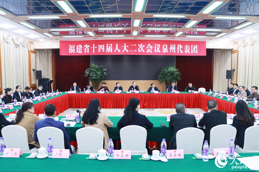 泉州代表團(tuán)分組審議環(huán)節(jié)，與會代表圍繞話題展開熱烈討論。人民網(wǎng)記者 劉卿攝