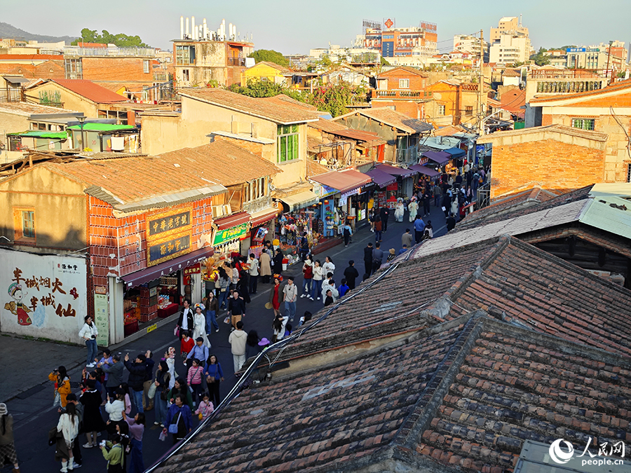 泉州古城西街，游客絡(luò)繹不絕。人民網(wǎng) 黃東儀攝