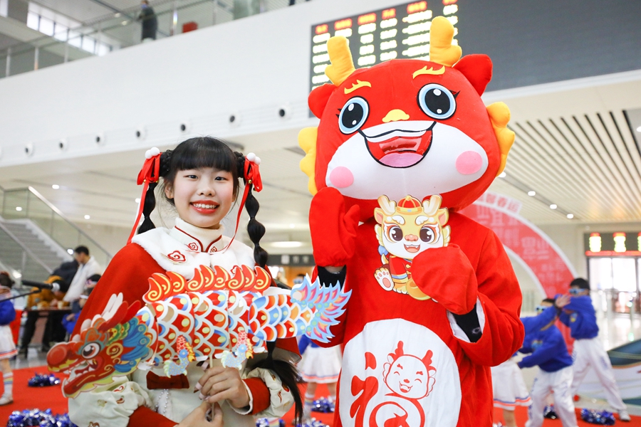 1月26日，在三明永安南站，旅客正在合影留念。 莊鈺翔攝