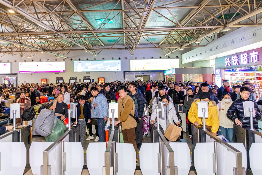 春運(yùn)首日，福州火車(chē)站熱流如潮。康磊攝