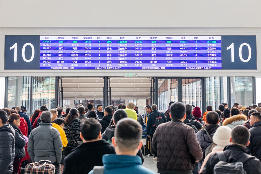 莆田站檢票口前人頭攢動(dòng)，廣大旅客即將踏上返鄉(xiāng)之旅?？道跀z