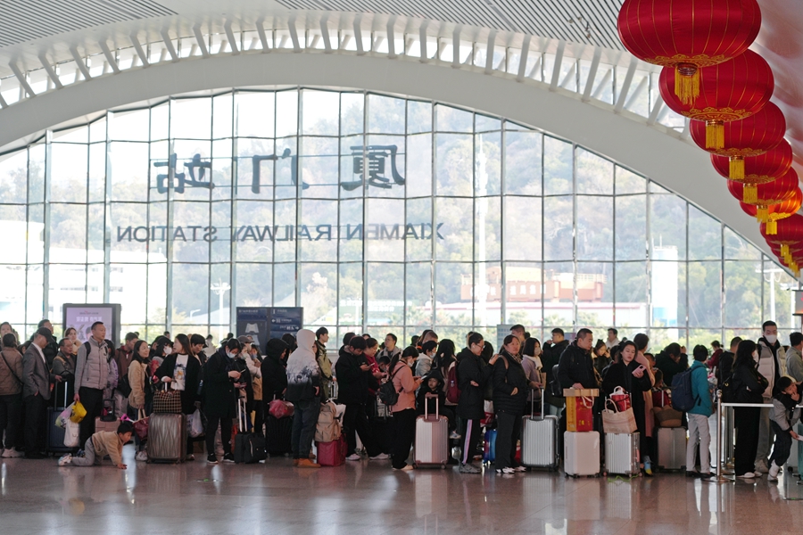 廈門(mén)站，返鄉(xiāng)旅客正在有序排隊(duì)檢票。萬(wàn)宇攝