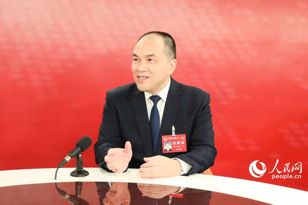 福建省人大代表，羅源縣委副書(shū)記、縣人民政府縣長(zhǎng)林志斌接受人民網(wǎng)專(zhuān)訪(fǎng)。人民網(wǎng) 陳永整攝