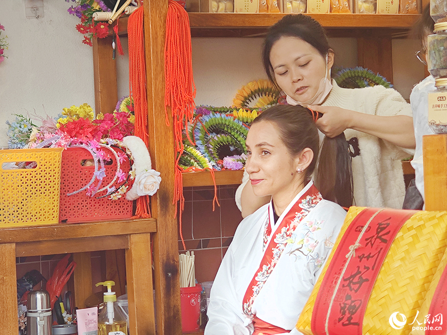一名外國(guó)女性正在體驗(yàn)“簪花”。人民網(wǎng) 黃東儀攝