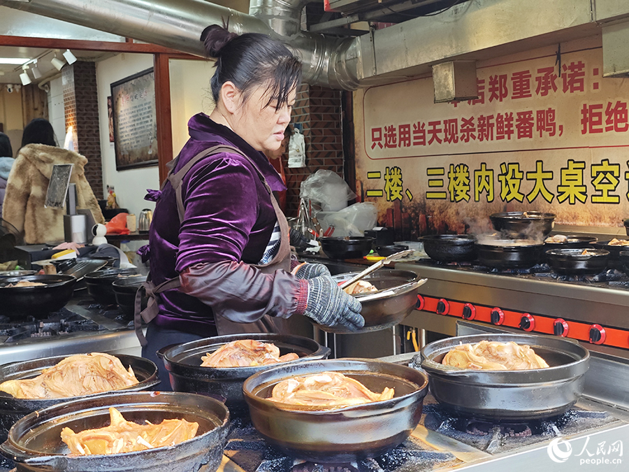 姜母鴨帶有暖意的味道隔老遠(yuǎn)就能聞到。人民網(wǎng) 黃東儀攝