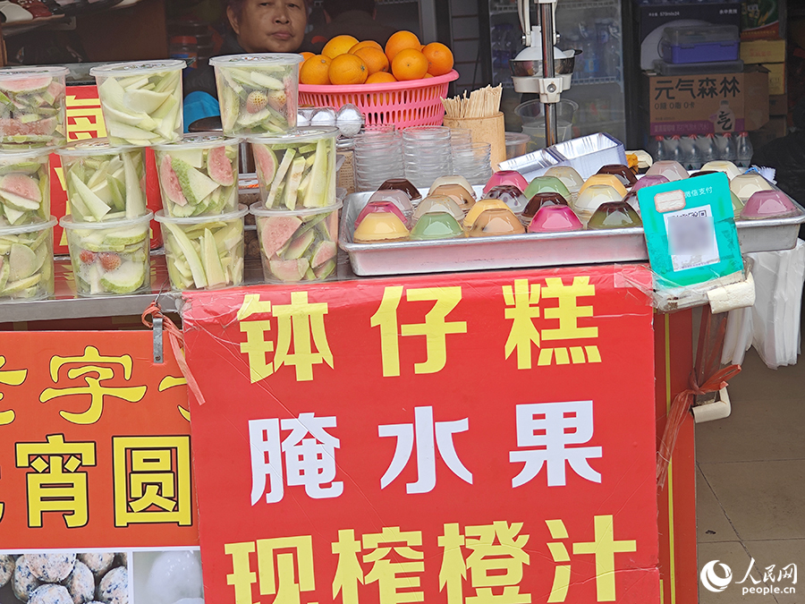 看這些缽仔糕五顏六色的，大概是有很多種口味吧？人民網(wǎng) 黃東儀攝