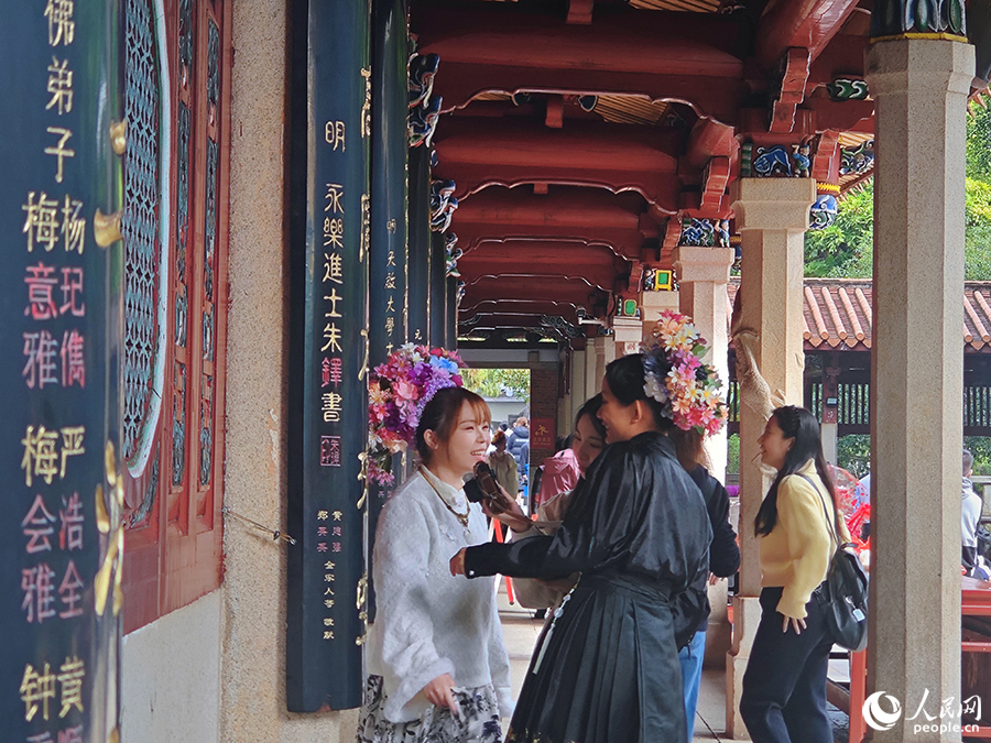 開(kāi)元寺殿宇外的木質(zhì)長(zhǎng)廊結(jié)構(gòu)精美。人民網(wǎng) 黃東儀攝