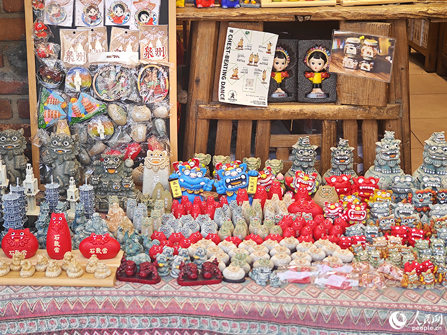 西街上的文創(chuàng)商品。人民網(wǎng) 黃東儀攝