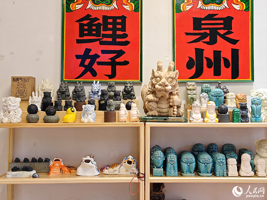 西街文創(chuàng)商店一角。人民網(wǎng) 黃東儀攝