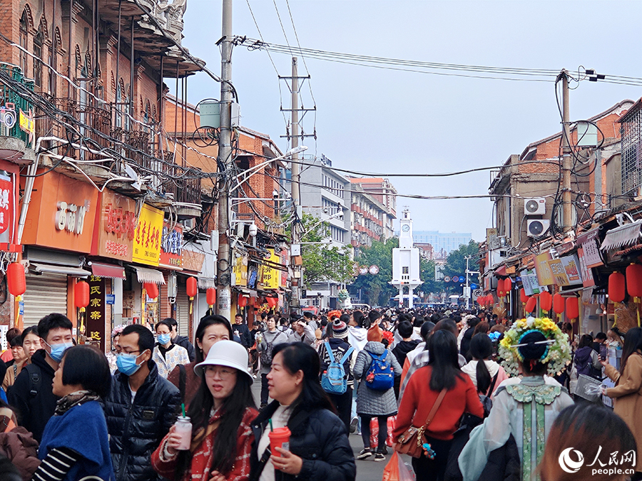 泉州西街熙熙攘攘，熱鬧非凡。人民網(wǎng) 黃東儀攝