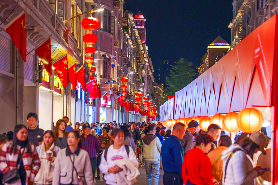 中山路步行街紅旗燈籠齊上陣。楊勁堅攝