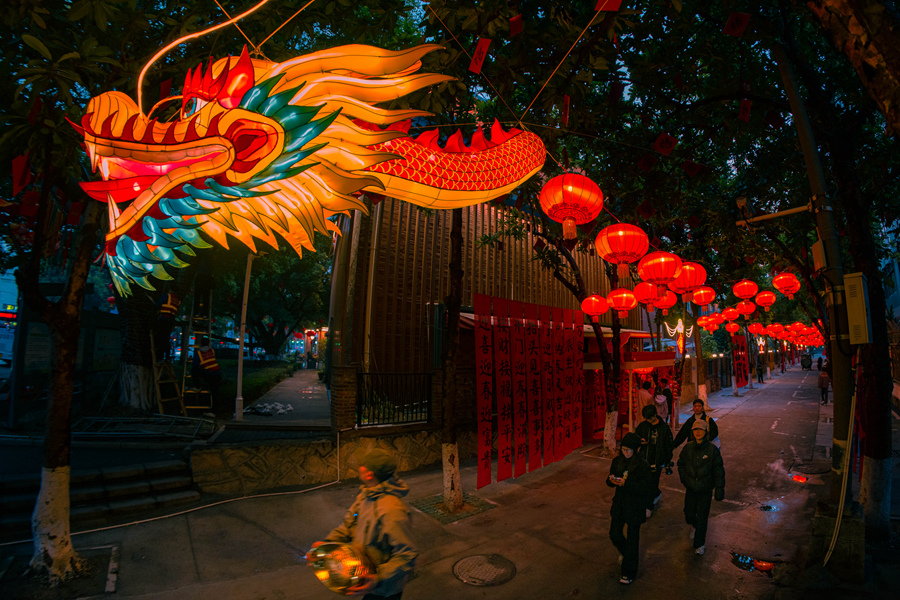 華美空間附近的“龍”造型花燈。林銘鴻攝