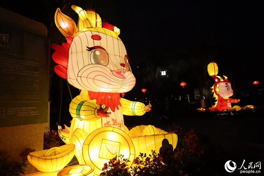 中山公園中“龍”元素?zé)艄獾袼堋Ｈ嗣窬W(wǎng)記者 陳博攝