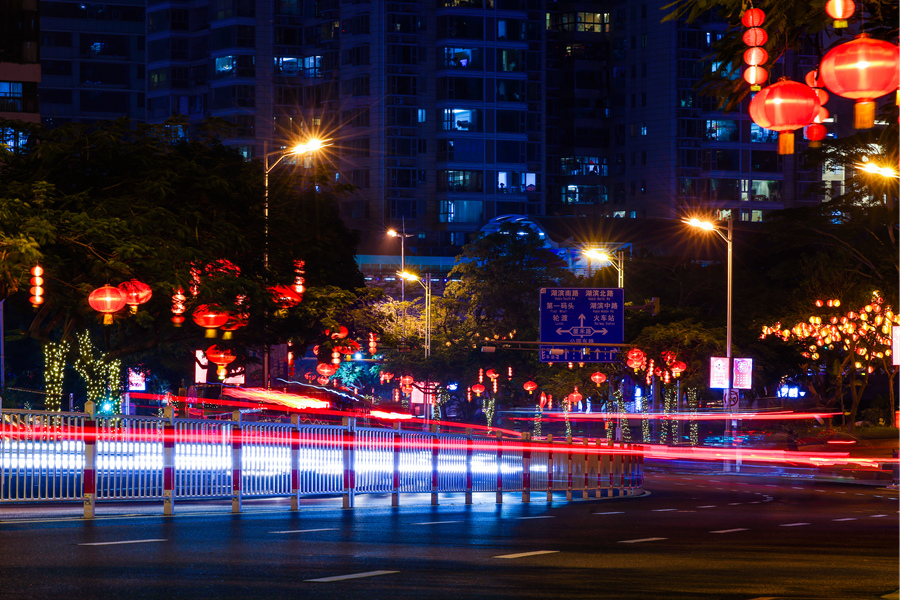 公園東路沿街燈光璀璨。楊勁堅攝