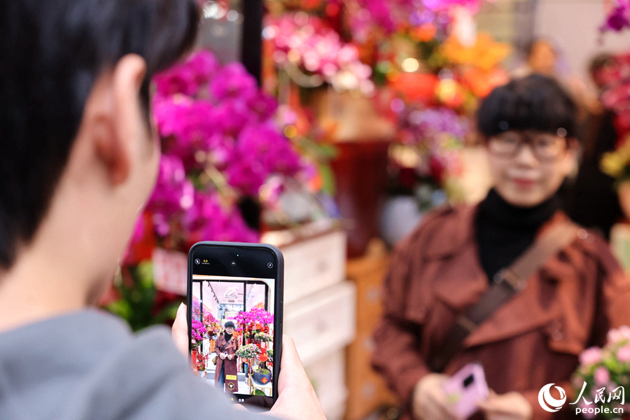 繽紛多彩的花朵引得市民游客拍照留念。人民網(wǎng)記者 陳博攝