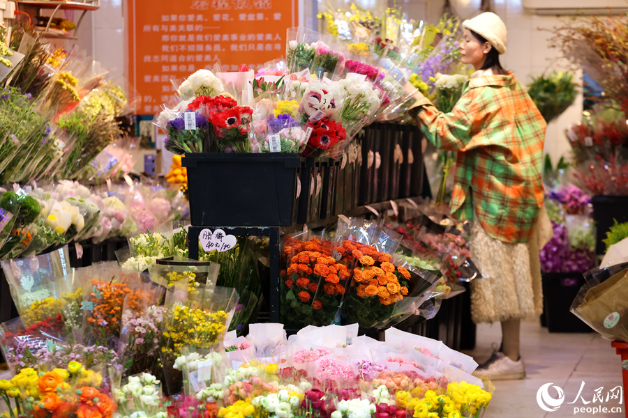 豐富多樣的鮮切花為廈門市民提供了多種選擇。人民網(wǎng)記者 陳博攝