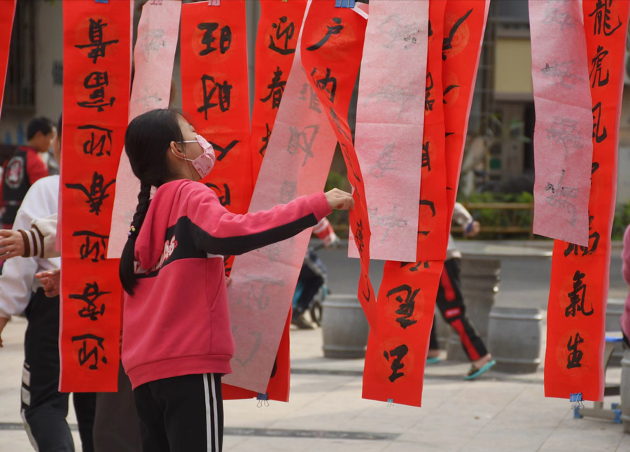 檳榔社區(qū)居民將寫好的春聯(lián)系繩晾曬。楊金木攝