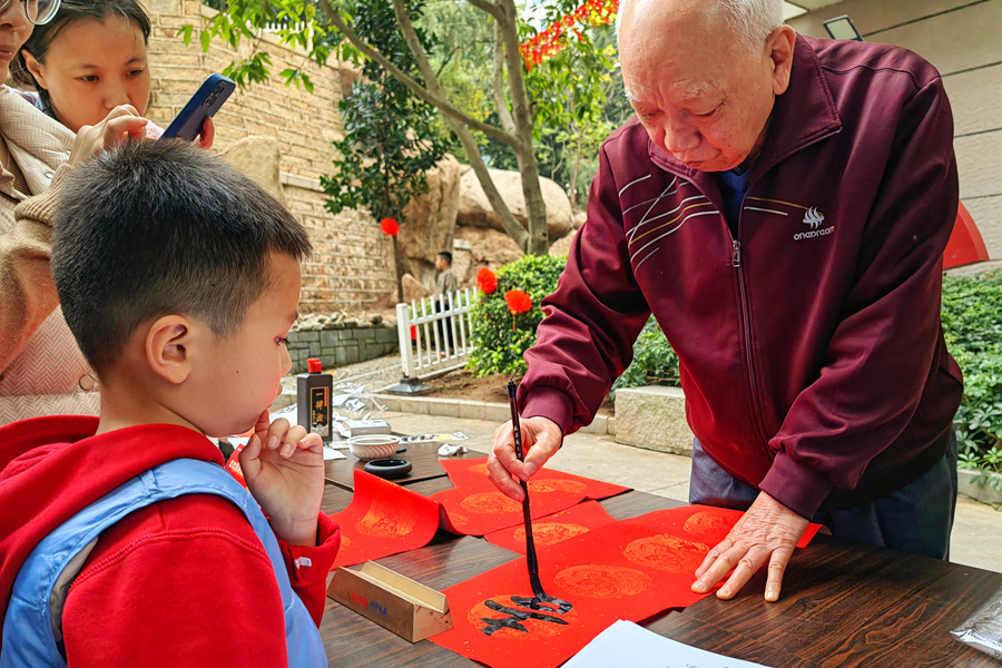 廈門裕發(fā)花園小區(qū)組織書法愛好者為居民寫春聯(lián)。陳明忠攝