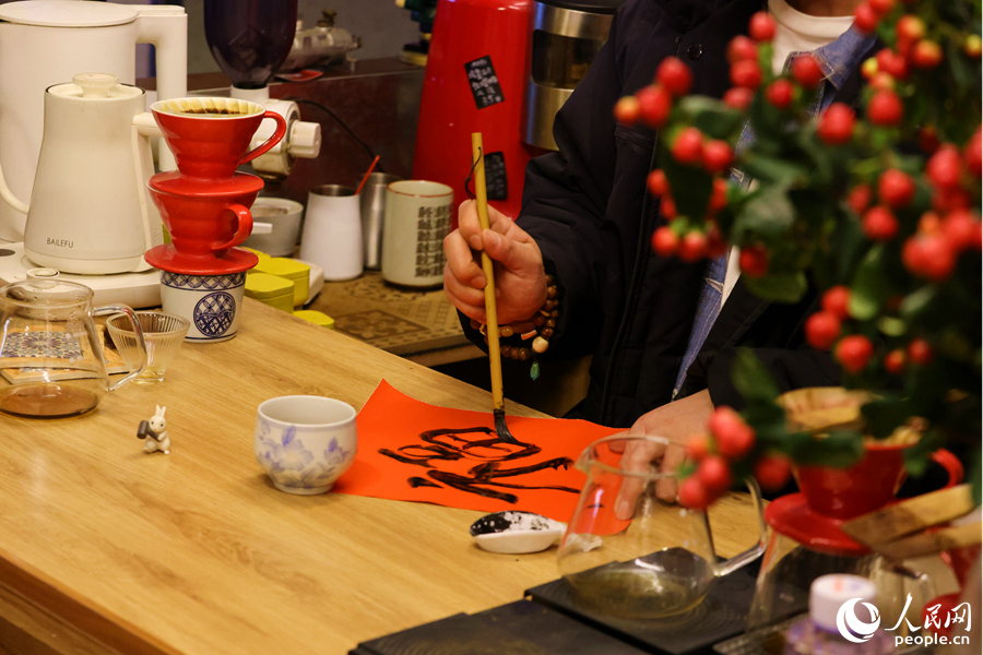 自己動手寫春聯(lián)，成為年輕人過年的新體驗。人民網(wǎng)記者 陳博攝