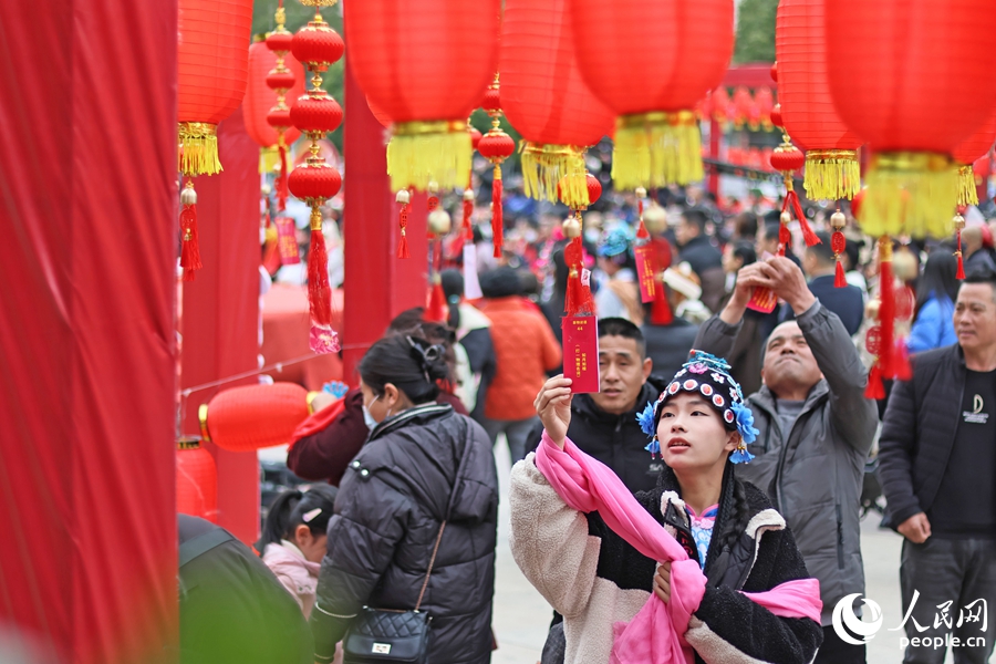 福建霞浦新春文化大集的燈謎很“吸睛”。人民網(wǎng) 李昌乾攝