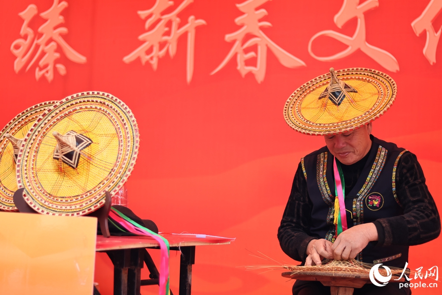 非遺代表性傳承人吳孫存現(xiàn)場展示福建省省級(jí)非物質(zhì)文化遺產(chǎn)代表性項(xiàng)目——畬族花斗笠編織技藝。人民網(wǎng) 李昌乾攝