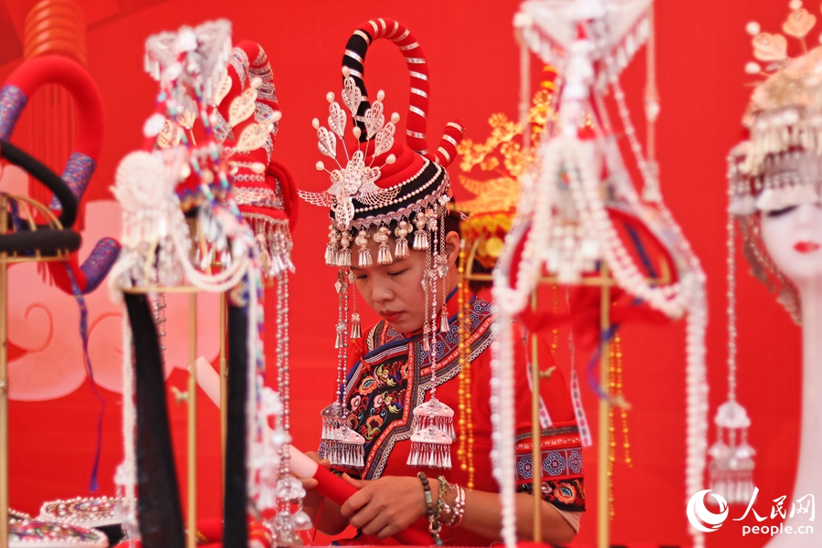 畬族頭飾制作技藝傳承人林麗嬋演示制作畬族頭飾技藝。人民網(wǎng) 李昌乾攝
