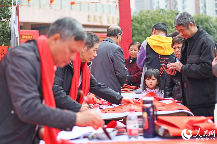 霞浦書法家為當(dāng)?shù)匕傩諏懘郝?lián)、送“福”字。人民網(wǎng) 李昌乾攝