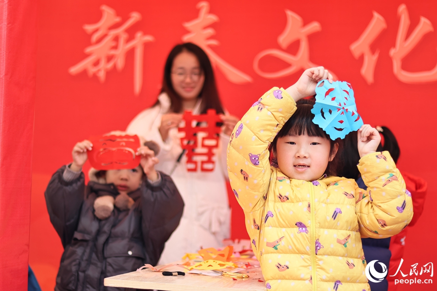 霞浦剪紙吸引了大朋友、小朋友“一顯身手”。人民網(wǎng) 李昌乾攝