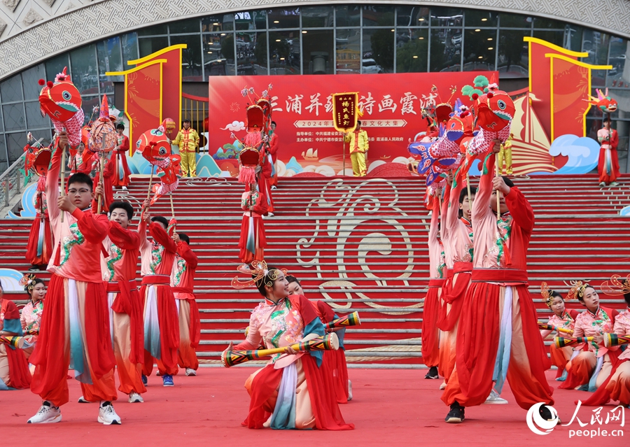 民俗特色節(jié)目《魚燈魚鼓兆豐年》。人民網(wǎng) 李昌乾攝