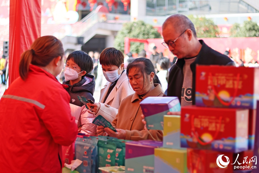 當(dāng)?shù)匕傩赵谛麓何幕蠹x購年貨。人民網(wǎng) 李昌乾攝