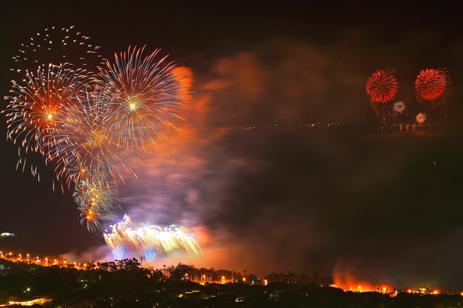 一年一度，如約而至。廈門與金門同放焰火共慶新春。陳文褀攝