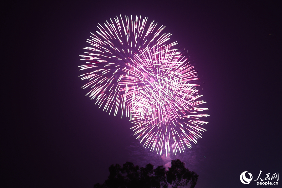美輪美奐的煙花點亮兩岸夜空。人民網(wǎng)記者 陳博攝