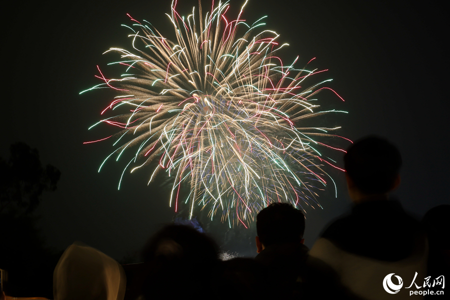 市民游客在廈門黃厝海灘匯聚，共賞海峽兩岸焰火盛景。人民網(wǎng)記者 陳博攝