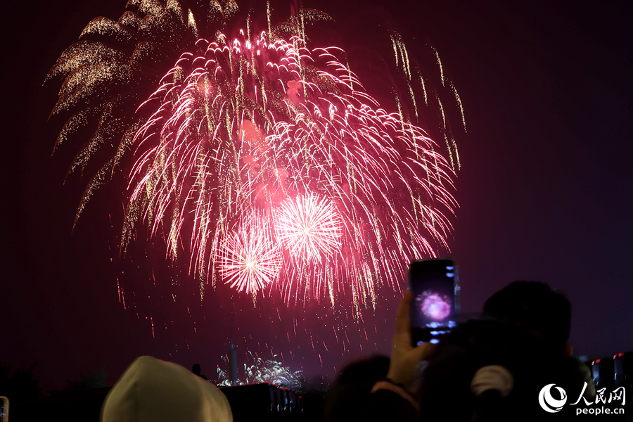 市民游客紛紛拿出手機，拍照記錄美好時刻。人民網(wǎng)記者 陳博攝